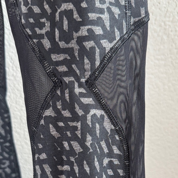 Lululemon Black and Gray Patterned Mesh Leggings XXS - Picture 7 of 8